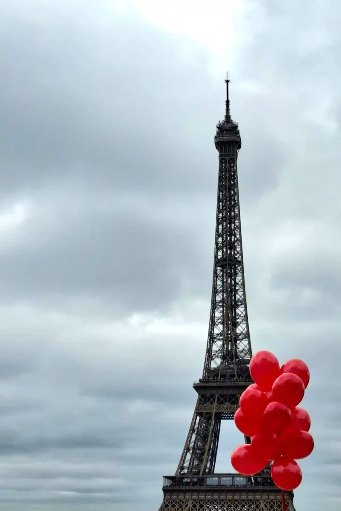 tour eiffel avec des ballons rouge contrastant la photo